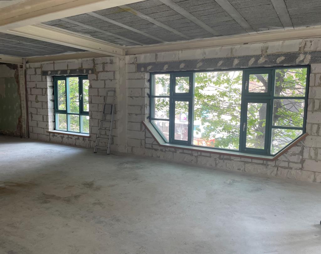 Lot: 72 - COMMERCIAL INVESTMENT WITH RESIDENTIAL CONSENT OF UPPER PARTS - open plan second floor area with front windows